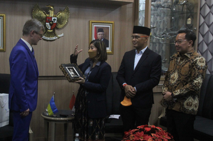 Komisi I DPR RI melakukan Courtesy Call dengan Duta Besar Ukraina untuk Republik Indonesia Vasyl Hamianin membahas situasi terkini di Ukraina. Dalam pertemuan tersebut, Dubes Ukraina meminta dukungan agar agresi militer di Ukraina dihentikan.