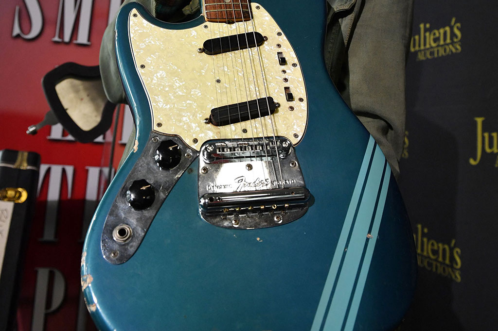 Gitar biru ikonik Kurt Cobain yang ditampilkan dalam video musik Smells Like Teen Spirit Nirvana tahun 90-an diperkirakan akan terjual hingga USD800 ribu atau sekitar Rp11,4 miliar dalam sebuah lelang yang digelar bulan depan.