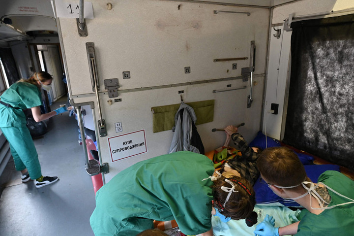 Dia termasuk di antara 48 pasien yang terluka dan lanjut usia yang dievakuasi dari medan perang di Ukraina timur, berhenti di kota barat Lviv Minggu, 10 April 2022 malam, setelah perjalanan panjang semalam.