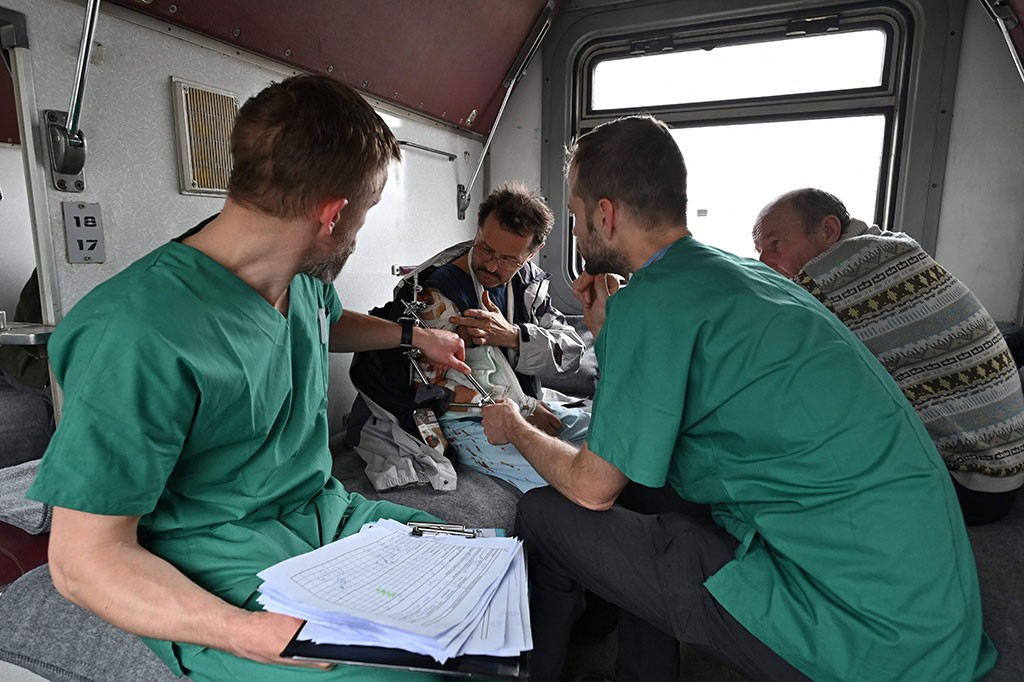 Evakuasi itu adalah yang pertama dari timur sejak serangan Rusia menewaskan 52 orang di antara ribuan orang yang menunggu kereta di stasiun kereta timur Kramatorsk pada Jumat, 8 April 2022.