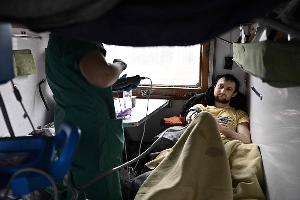 Saat kereta rumah sakit melaju menjauh dari garis depan di Ukraina yang dilanda perang, tukang listrik Evhen Perepelytsia bersyukur dia akan segera melihat anak-anaknya lagi setelah hampir kehilangan nyawanya.