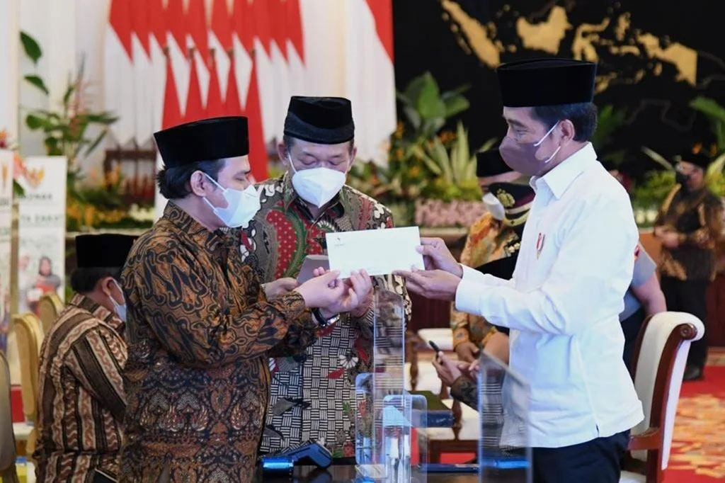 Presiden Joko Widodo (Jokowi) dan Wakil Presiden Ma'ruf Amin menyerahkan zakat melalui Badan Amil Zakat Nasional (Baznas) di Istana Negara, Jakarta, Selasa, 12 April 2022.