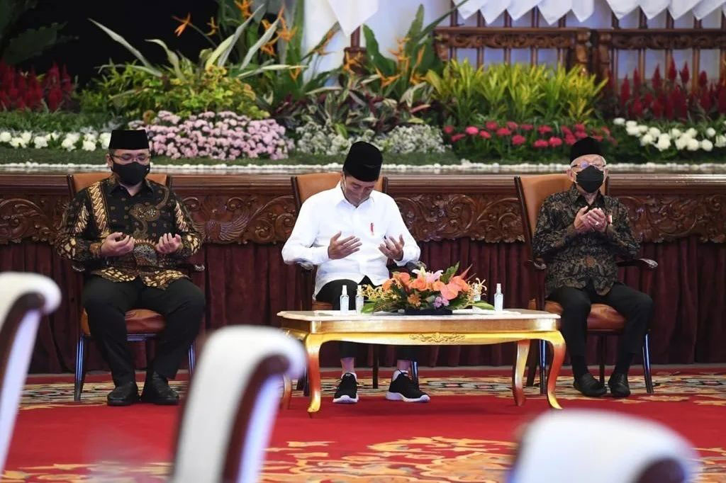 Jokowi juga mengimbau seluruh pejabat negara, Badan Usaha Milik Negara (BUMN), perusahaan swasta, hingga kepala daerah dan jajarannya di seluruh Tanah Air, untuk turut menunaikan zakat melalui Baznas agar dana zakat dikelola secara profesional dan teratur, serta meningkatkan kesejahteraan masyarakat.