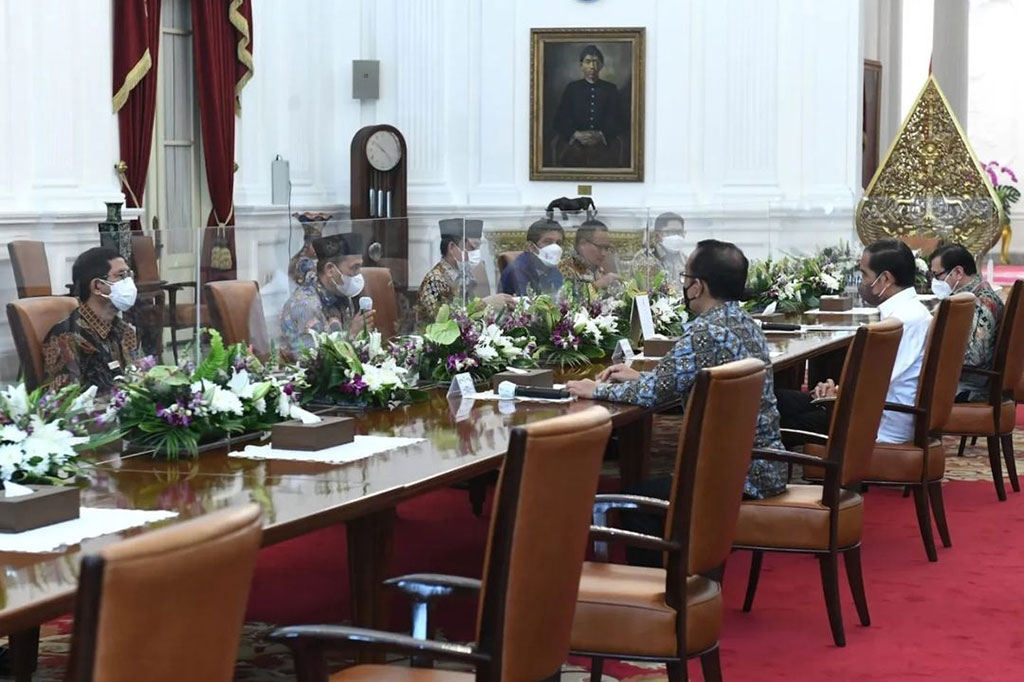 Presiden Joko Widodo menerima para pimpinan Ombudsman Republik Indonesia di Istana Merdeka, Jakarta, Selasa, 12 April 2022. Dalam pertemuan tersebut, Ombudsman RI menyerahkan laporan tahunan 2021, termasuk menyampaikan beberapa agenda penting di dalam rangka peningkatan kualitas penyelenggaraan pelayanan publik di Indonesia.