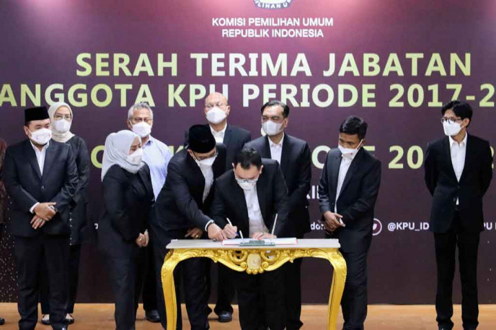 Ketua KPU periode 2022-2027 Hasyim Asy'ari menandatangani buku berita acara serah terima jabatan, disaksikan komisioner KPU dan Ketua KPU periode 2017-2022 Ilham Saputra, saat serah terima jabatan di Gedung KPU, Jakarta, Selasa, 12 April 2022.