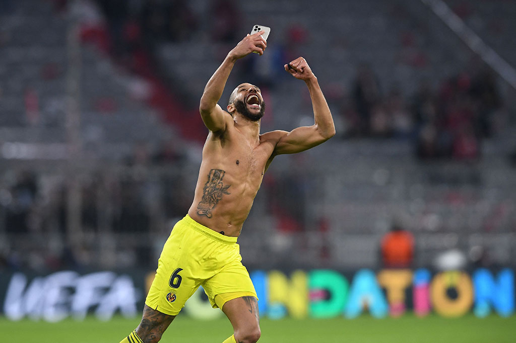 Gelandang Villarreal Etienne Capoue berselebrasi sambil selfie setelah timnya menyingkirkan Muenchen dari Liga Champions