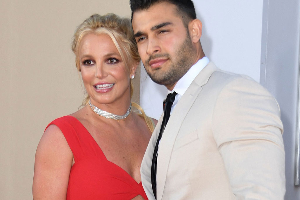 Kabar gembira datang dari aktris Britney Spears. Dia pada hari Senin, 11 April 2022 waktu setempat, mengumumkan hamil anak ketiganya, lima bulan setelah hakim mengakhiri perwalian kontroversial yang melarangnya memiliki anak lagi.