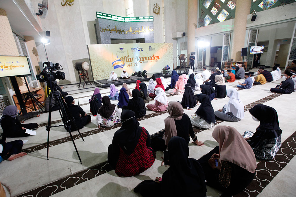 Dalam rangka bulan suci Ramadan dan menyambut Idul Fitri 1443 Hijriah, Metro TV dalam program Metro TV Berbagi kembali menyelenggarakan acara Iftar Ramadan bersama anak-anak binaan Masjid Nursiah Daud Paloh (NDP) pada Selasa, 12 April 2022.