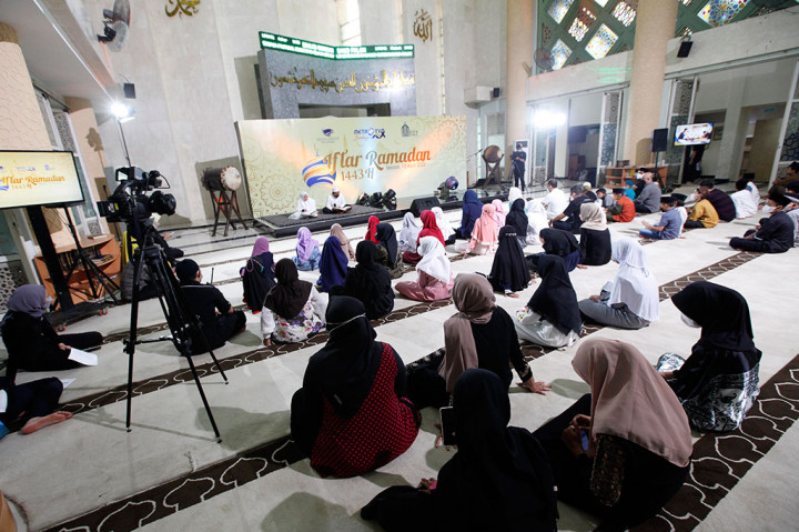 Dalam rangka bulan suci Ramadan dan menyambut Idul Fitri 1443 Hijriah, Metro TV dalam program Metro TV Berbagi kembali menyelenggarakan acara Iftar Ramadan bersama anak-anak binaan Masjid Nursiah Daud Paloh (NDP) pada Selasa, 12 April 2022.