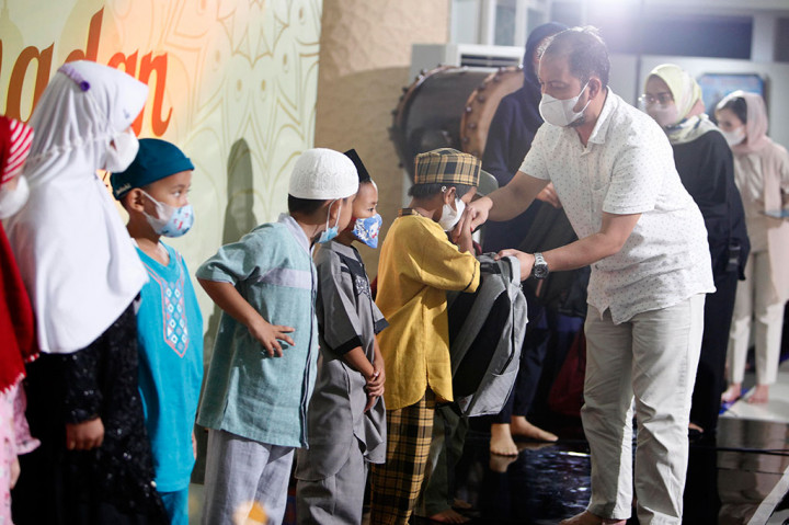 Metro TV menyerahkan bingkisan dan santunan yang diserahkan secara simbolis oleh HR, Finance & Technical support Director Metro TV, Arif Nugroho didampingi Ketua Panitia sekaligus Head of Corporate Communications Metro TV, Fifi Aleyda Yahya kepada 50 anak yang hadir di Masjid NDP, Kedoya, Jakarta Barat.