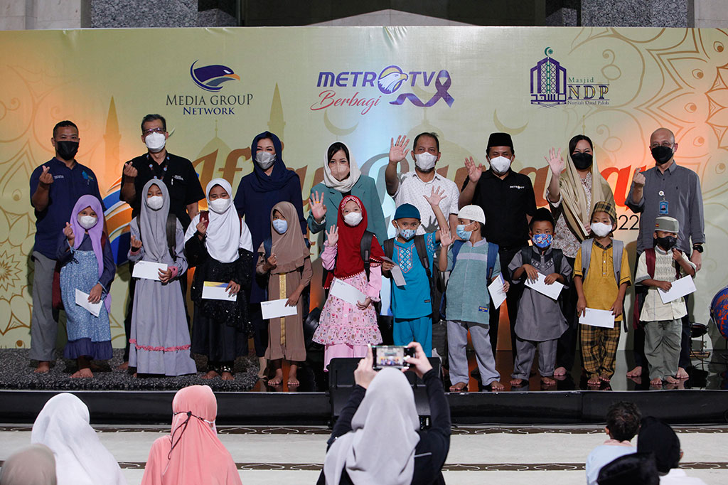 Dalam acara ini, perwakilan anak yang hadir didampingi langsung oleh keluarga besar Media Group Network dan DKM NDP, serta dihibur oleh ketukan marawis dari Sahabat Qur’an Bintaro (Saqubi) dan dongeng yang disampaikan oleh Kak Iman dari Dongeng Ceria Management.