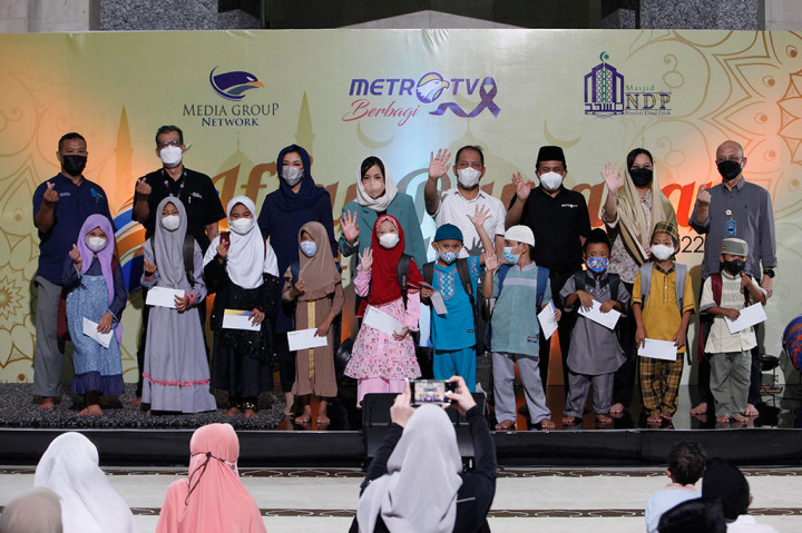Dalam acara ini, perwakilan anak yang hadir didampingi langsung oleh keluarga besar Media Group Network dan DKM NDP, serta dihibur oleh ketukan marawis dari Sahabat Qur’an Bintaro (Saqubi) dan dongeng yang disampaikan oleh Kak Iman dari Dongeng Ceria Management.