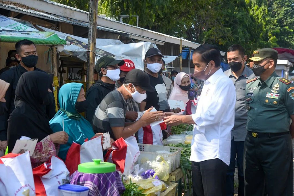 Mengawali kunjungan kerjanya di Provinsi Jawa Barat, Presiden Joko Widodo memberikan sejumlah bantuan sosial di Pasar Harjamukti, Kota Cirebon, Rabu, 13 April 2022.