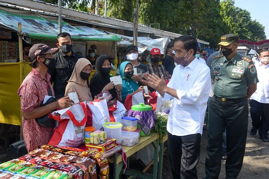 Bantuan yang diserahkan antara lain bantuan modal kerja (BMK) dan bantuan langsung tunai (BLT) minyak goreng kepada para peserta program keluarga harapan (PKH).