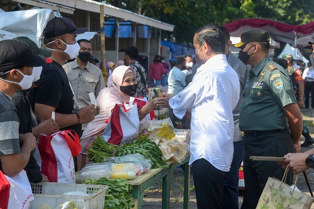 Selain membagikan BMK dan BLT minyak goreng untuk para peserta program PKH, Presiden juga memberikan bantuan serupa kepada para pedagang kaki lima (PKL) dan pedagang pasar.