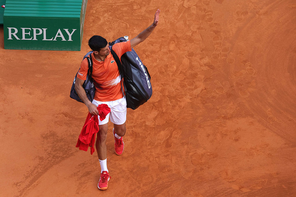 Petenis Serbia Novak Djokovic meninggalkan lapangan setelah kalah dari petenis Spanyol Alejandro Davidovich Fokina dalam pertandingan babak kedua turnamen Monte-Carlo ATP Masters Series di Monaco pada 12 April 2022.