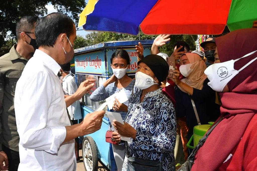 Presiden Joko Widodo (Jokowi) menyerahkan bantuan sosial (bansos) di Pasar Kanoman, Kota Cirebon, Jawa Barat, Rabu, 13 April 2022 siang. 