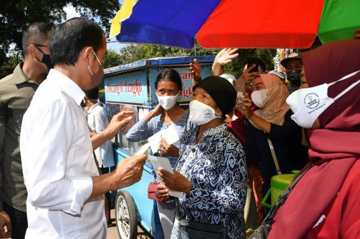 Presiden Joko Widodo (Jokowi) menyerahkan bantuan sosial (bansos) di Pasar Kanoman, Kota Cirebon, Jawa Barat, Rabu, 13 April 2022 siang. 