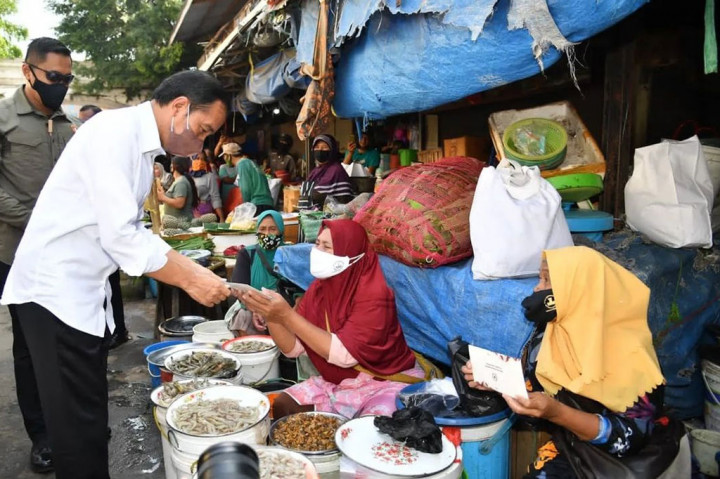 Presiden Joko Widodo (Jokowi) menjelaskan bahwa pemberian bantuan tambahan modal usaha sebesar Rp1,2 juta agar para pedagang dapat meningkatkan ketersediaan barang pada saat jumlah pembeli meningkat menjelang Idul Fitri 1443 Hijriah.