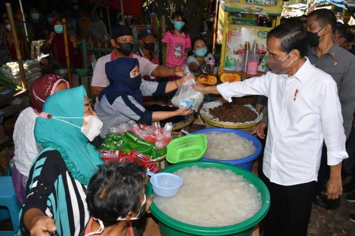 Dalam kesempatan tersebut, Jokowi juga berkesempatan berbelanja kolang-kaling di Pasar Kanoman.