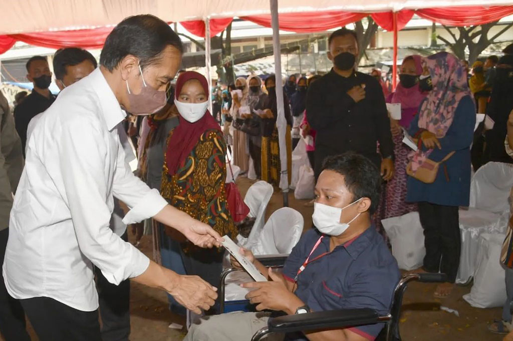 Menurut Presiden, dengan situasi pandemi covid-19 yang terkendali, para pedagang dapat kembali melanjutkan usaha. Karena itu, para pedagang memang membutuhkan suntikan modal usaha.