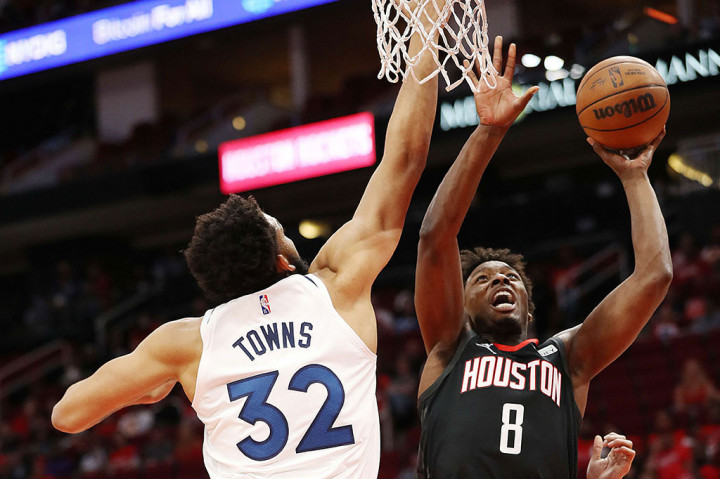 Karl-Anthony Towns hanya mengumpulkan 11 poin karena cuma bisa memasukkan tembakan dari 11 lemparan selama tampil 24 menit sebelum ditarik keluar karena pelanggaran, saat Minnesota mengatasi defisit 10 poin pada kuarter keempat.