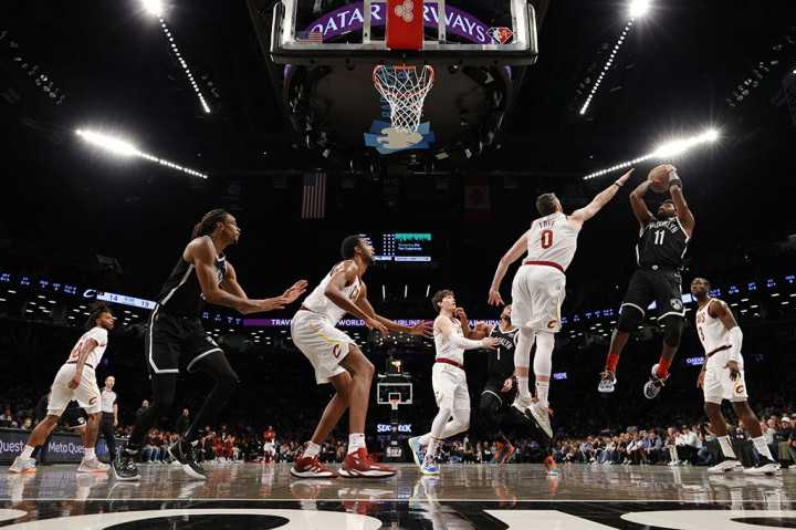 Kyrie Irving menampilkan permainan terbaiknya dengan menyumbang 34 poin saat membawa Brooklyn Nets menang 115-108 atas Cleveland Cavaliers dalam pertandingan play-in Wilayah Timur di New York, Rabu, 13 April 2022 pagi WIB.