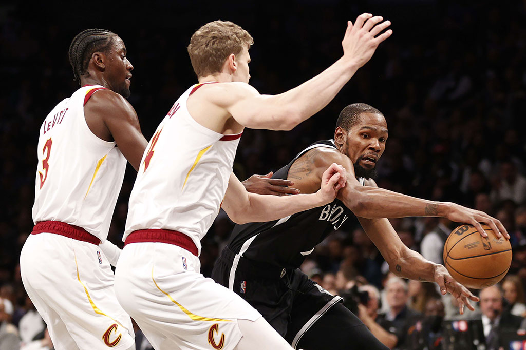 Namun Kevin Durant melepaskan serangkaian lemparan penting pada kuarter keempat untuk Nets setelah Cavaliers menyamakan kedudukan menjadi enam poin. Durant tuntas dengan 25 poin, lima rebound, 11 assist, tiga block, dan dua steal. Dia juga membuat 27 assist dalam dua pertandingan terakhirnya.