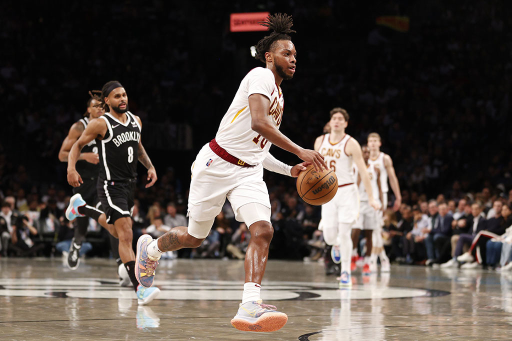Pemain Cleveland Darius Garland memanas pada kuarter keempat untuk memangkas defisit 22 poin timnya menjadi 88-82 ketika waktu tinggal 8 menit 43 detik, sebelum Durant memasukkan lemparan tiga angka. Garland finis dengan 34 poin dan lima assist.