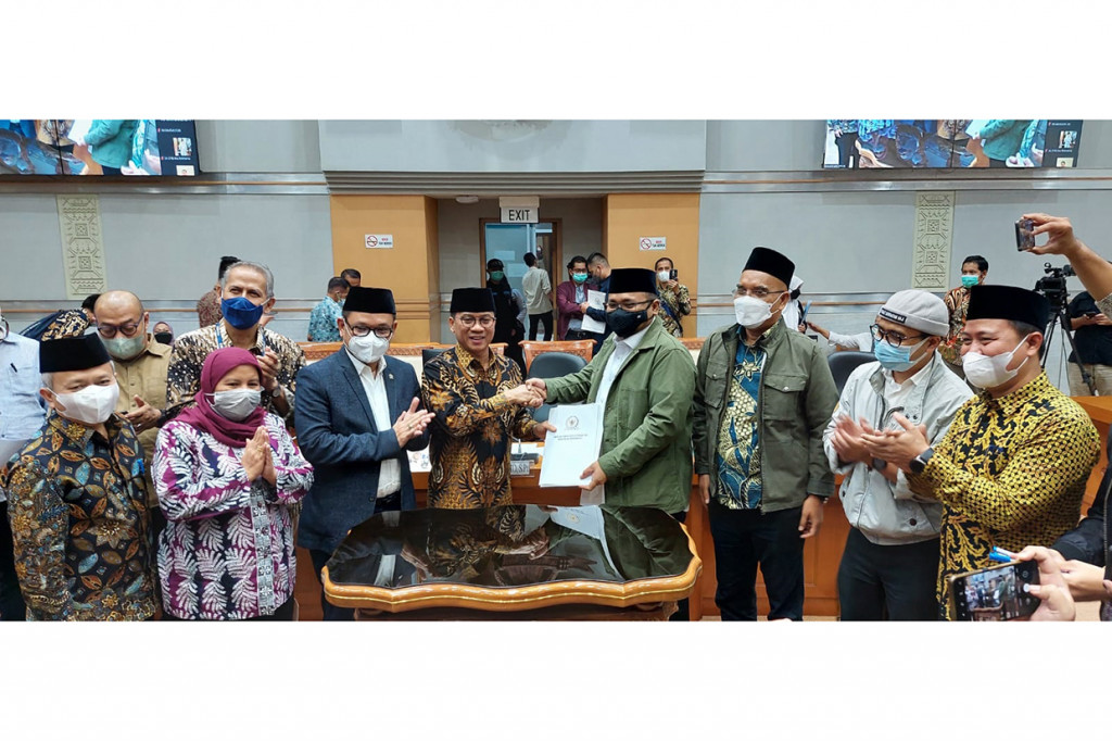 Artinya, ongkos haji pada tahun ini naik dibandingkan 2018 sampai 2020 lalu yang ditetapkan sebesar Rp35 juta. Meski terjadi kenaikan, Ketua DPR RI Yandri Susanto memastikan biaya haji tambahan ini tidak dibebankan kepada calon jemaah haji.