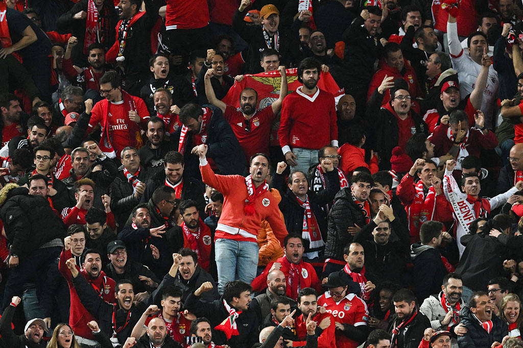 Tim tamu memperkecil ketertinggalan pada menit ke-73 lewat Roman Yaremchuk. Gol tersebut disambut suka-cita suporter Benfica.