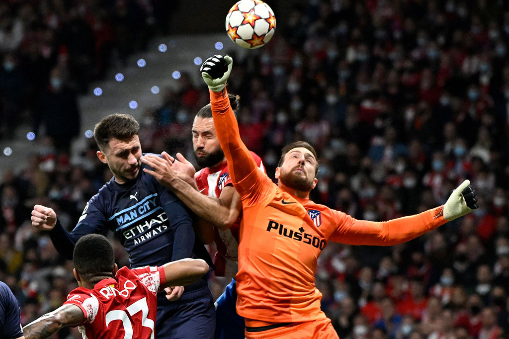 Meski bermain di kandang lawan, Manchester City tetap mendominasi jalannya laga di awal babak pertama. Beberapa peluang tercipta namun belum berbuah gol.