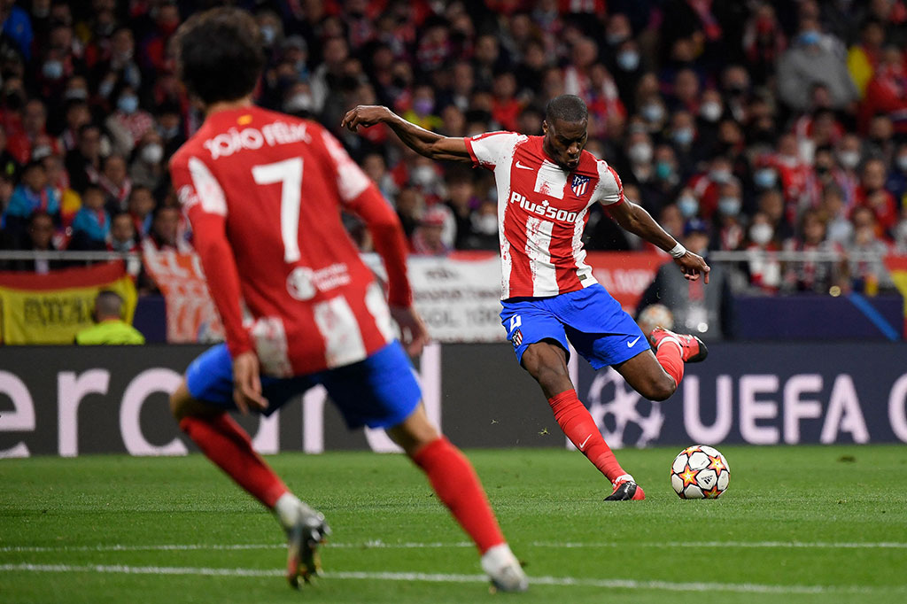 Atletico tidak tinggal diam dan memperoleh peluang pertama pada menit ke-35 lewat sepakan keras Geoffrey Kondogbia dari luar kotak penalti. Namun upayanya masih bisa diredam kiper Ederson Moraes. Tidak ada gol yang tercipta di babak pertama.