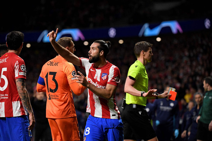 Skuad asuhan Diego Simeone justru harus bermain dengan 10 orang di menit-menit akhir pertandingan setelah Felipe mendapatkan kartu merah karena melanggar Foden.