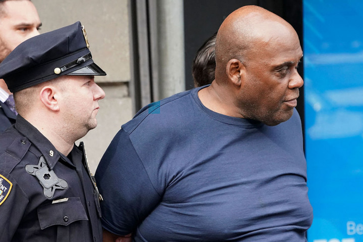 Polisi telah mengidentifikasi Frank James, 62 tahun, sebagai tersangka pria bersenjata yang meledakkan dua tabung asap saat kereta api memasuki stasiun Brooklyn, sebelum melepaskan 33 tembakan ke arah kerumunan.