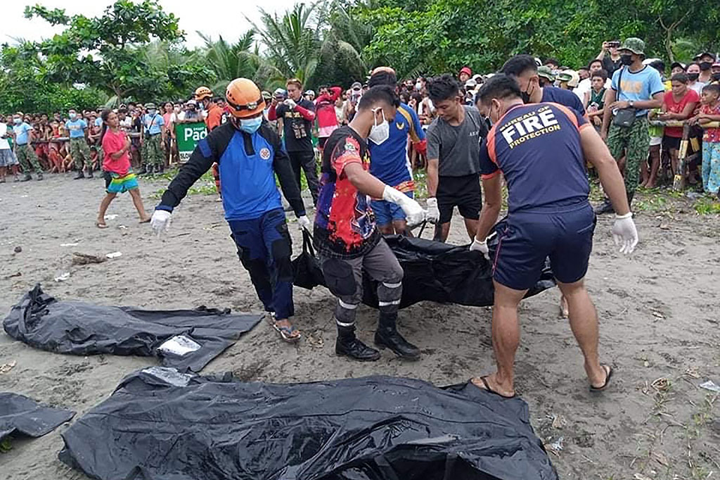 Petugas penyelamat terus berupaya mengevakuasi korban meninggal akibat banjir bandang dan tanah longsor yang disebabkan oleh badai tropis Megi di Filipina.