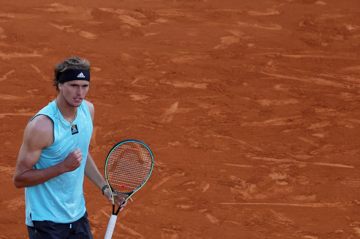 Petenis peringkat tiga dunia Alexander Zverev melakukan selebrasi usai memastikan diri melaju ke babak 16 besar turnamen Monte Carlo Masters.