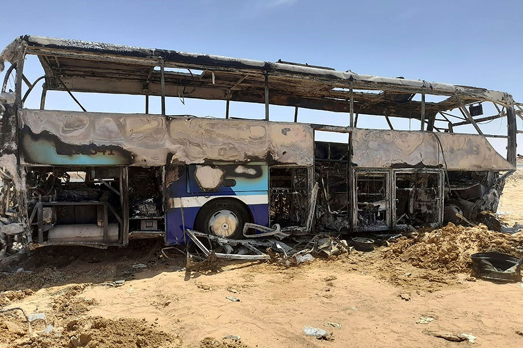 Sebuah bus hangus terbakar pascabertabrakan dengan kendaraan lain di Mesir selatan pada Rabu, 13 April 2022 waktu setempat.