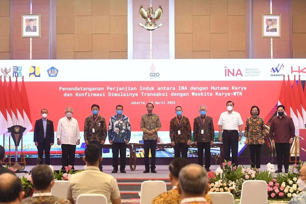 Penandatanganan perjanjian induk antara INA dan Hutama Karya dan konfirmasi dimulainya traksasi dengan Waskita Karyadi gedung Djuanda I, Kementerian Keuangan, Jakarta, Kamis, 14 April 2022.