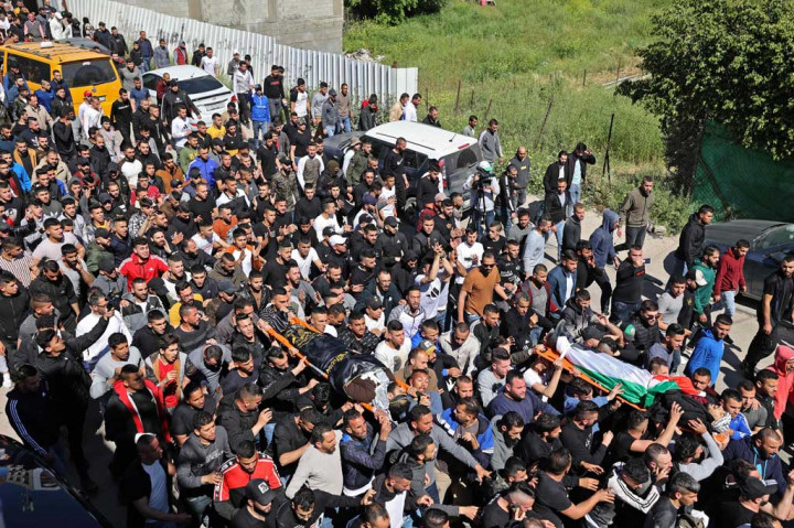 Ribuan pelayat mengantar kepergian Shaas Kamamji dan Mustafa Abu al-Rub ke peristirahatan terakhir.
