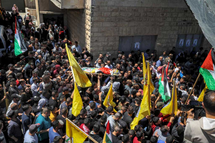Dua warga Palestina meninggal ditembak pada Kamis, 14 April dini hari waktu setempat, ketika pasukan Israel menyerbu distrik Jenin di Tepi Barat di hari keenam operasi di wilayah pendudukan.