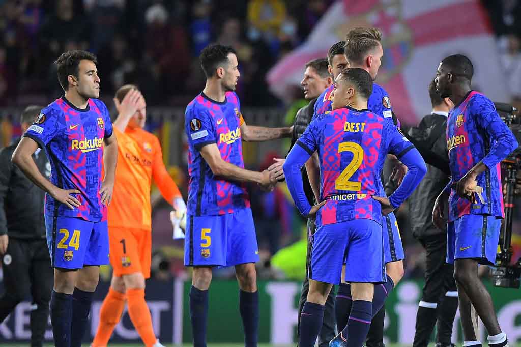 Ekspresi kecewa para pemain Barcelona usai tersingkir di perempat final Liga Europa setelah dikalahkan Eintracht Frankfurt 2-3 pada laga leg kedua di Camp Nou, Jumat, 15 April 2022 dini hari WIB.