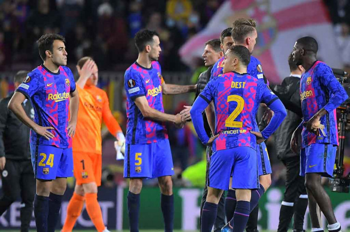 Ekspresi kecewa para pemain Barcelona usai tersingkir di perempat final Liga Europa setelah dikalahkan Eintracht Frankfurt 2-3 pada laga leg kedua di Camp Nou, Jumat, 15 April 2022 dini hari WIB.