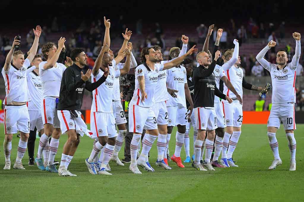 Frankfurt lolos ke semifinal dengan total agregat 4-3 setelah kedua tim bermain imbang 1-1 di leg pertama.