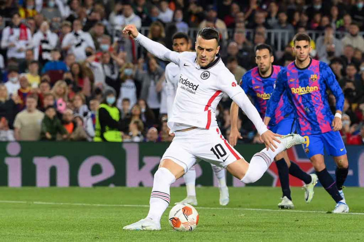 Frankfurt memperoleh hadiah penalti saat pertandingan baru berjalan dua menit setelah Eric Garcia melanggar Jesper Lindstrom. Filip Kostic yang maju sebagai eksekutor sukses memperdaya kiper Marc-Andre ter Stegen dengan mengarahkan bola ke pojok bawah kanan.