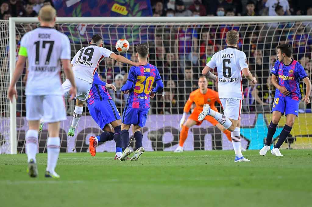 Frankfurt  berhasil menggandakan keunggulan pada menit ke-36 lewat sepakan keras Rafael Borre dari luar kotak penati yang tidak bisa dihentikan oleh Ter Stegen. Skor 0-2 bertahan hingga jeda.