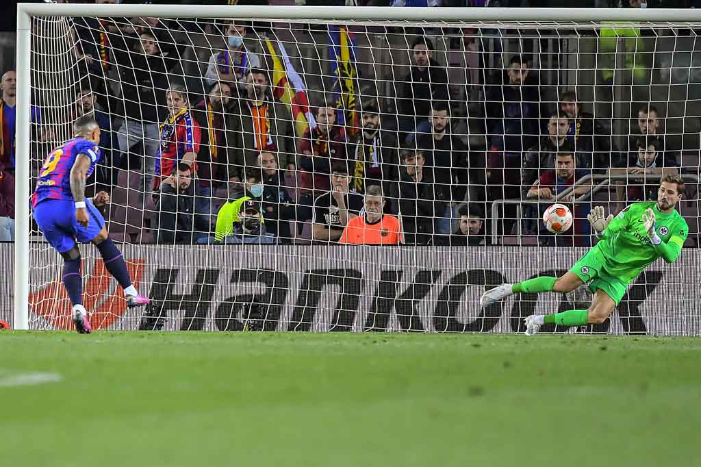 Barcelona hanya bisa memperkecil ketertinggalan lewat Sergio Busquets dan penalti Memphis Depay. Skor 2-3 menjadi akhir pertandingan. 