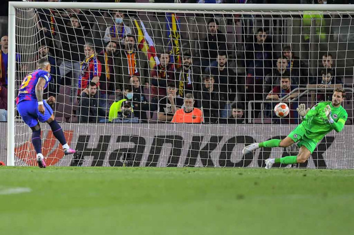 Barcelona hanya bisa memperkecil ketertinggalan lewat Sergio Busquets dan penalti Memphis Depay. Skor 2-3 menjadi akhir pertandingan. 