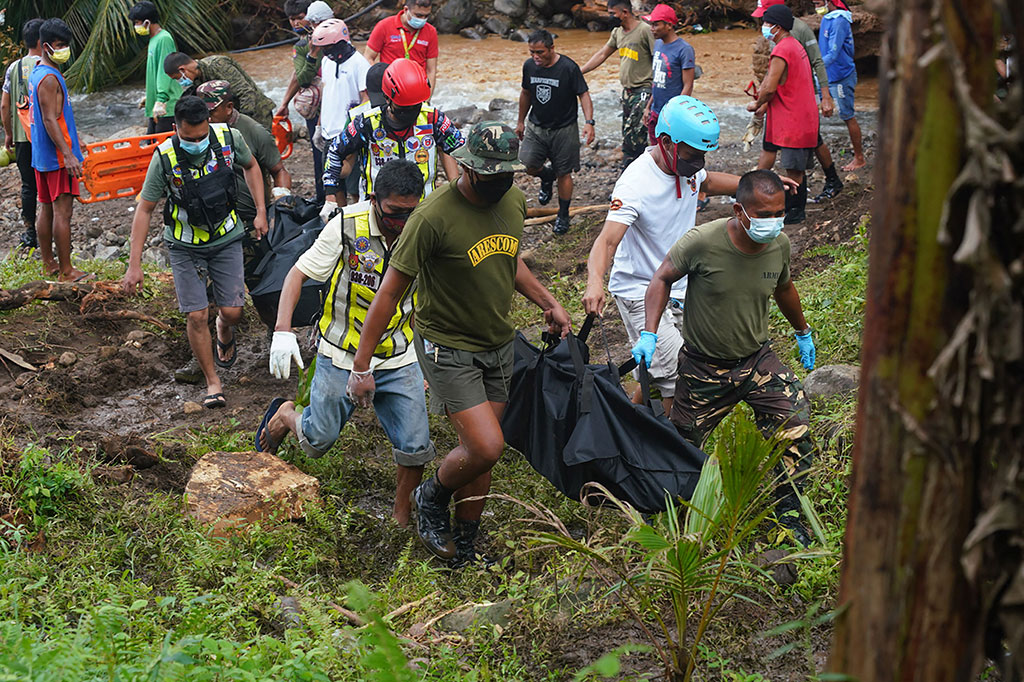Petugas penyelamat terus berupaya mengevakuasi korban meninggal akibat banjir bandang dan tanah longsor yang disebabkan oleh badai tropis Megi di Filipina.