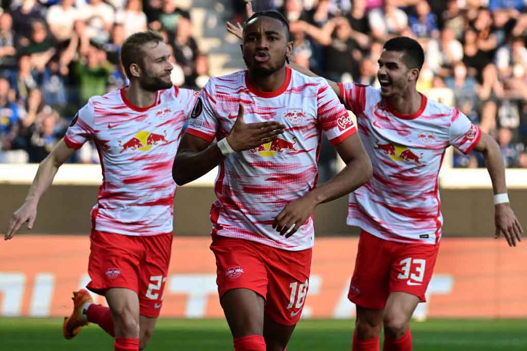 Sempat tertekan, RB Leipzig justru berhasil unggul lebih dulu lewat Christopher Nkunku menyelesaikan umpan tarik Konrad Leimar pada menit ke-18. Skor berubah menjadi 1-0 untuk tim tamu.